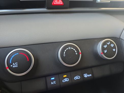 Used 2025 Hyundai Elantra SE image 15