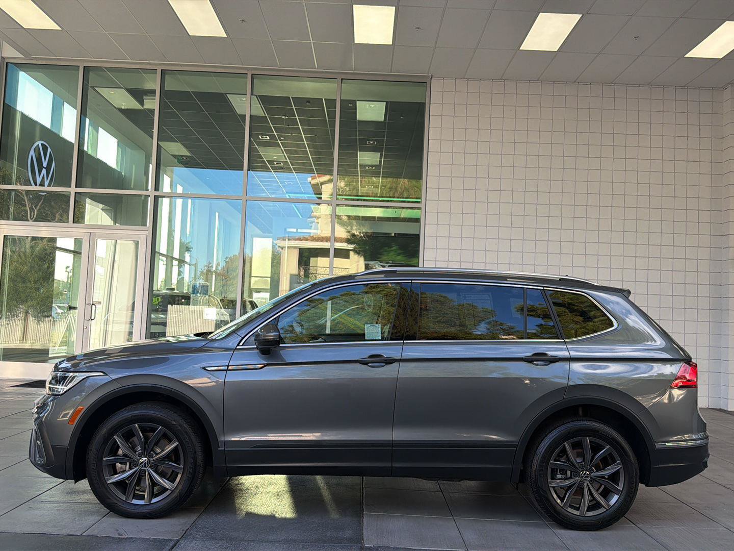 Certified 2023 Volkswagen Tiguan SE FWD image 2