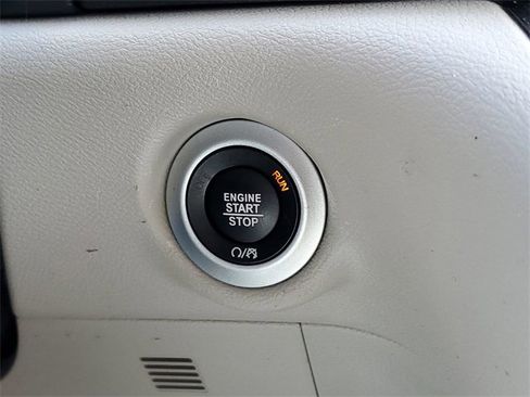 Used 2024 Chrysler Pacifica Touring-L image 16