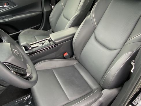 Used 2025 Toyota Prius FWD image 28