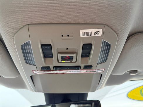 Used 2020 Toyota Highlander XLE image 24