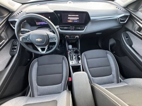 Used 2025 Chevrolet TrailBlazer LT w/ LT Cold Weather Package FWD image 20