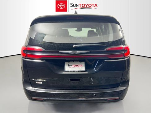 Used 2023 Chrysler Pacifica Touring-L FWD image 5