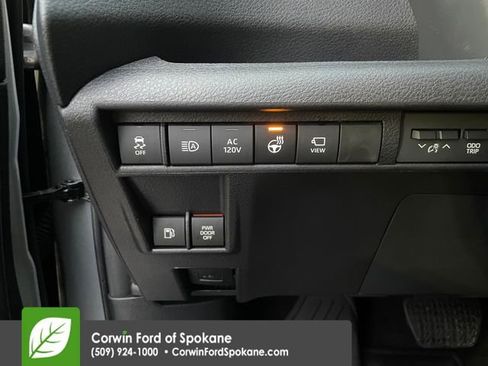 Used 2025 Toyota Sienna Platinum image 31