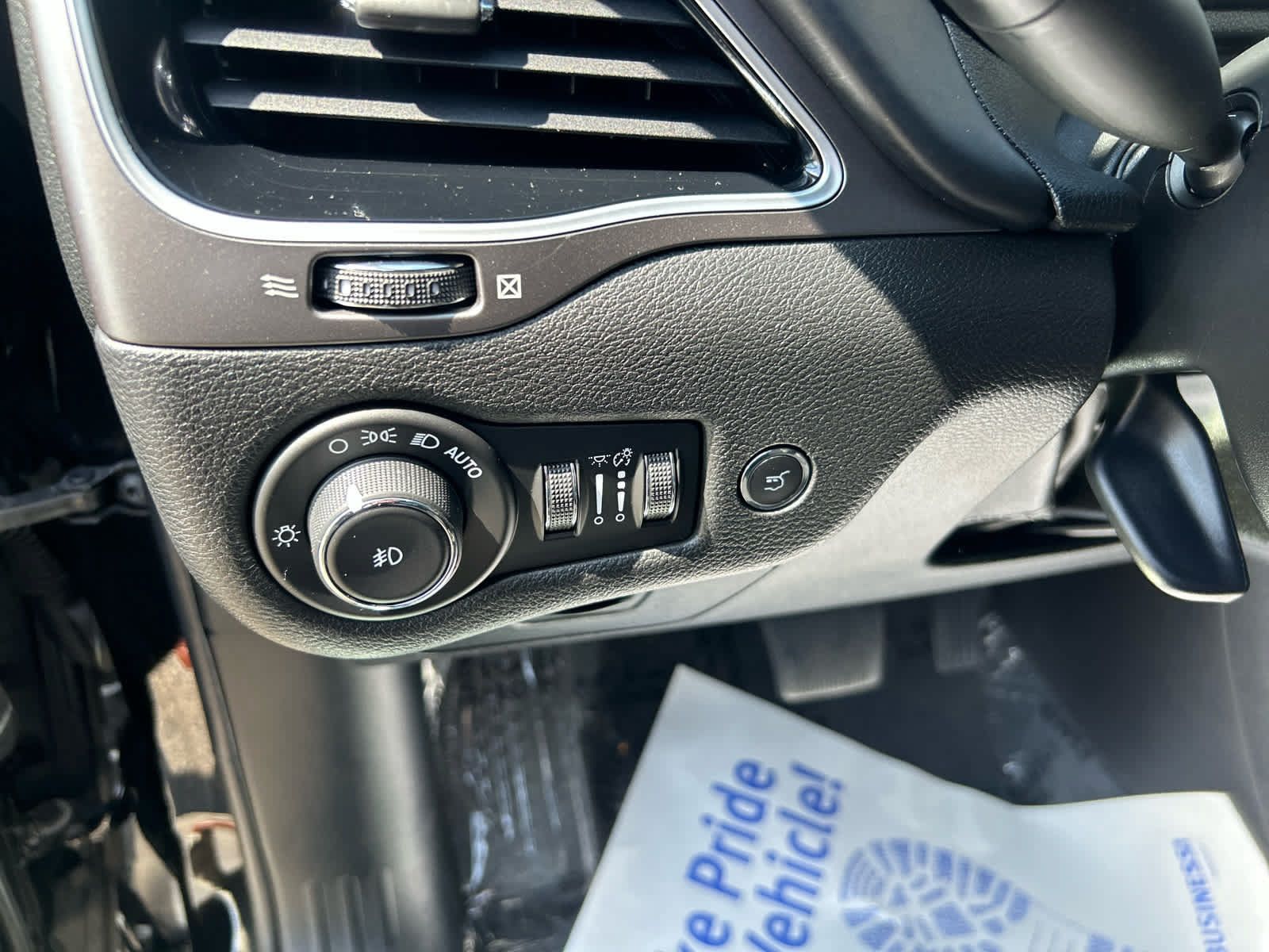 Used 2019 Jeep Cherokee Overland w/ Technology Group AWD/4WD image 14
