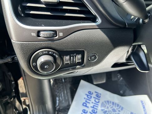 Used 2019 Jeep Cherokee Overland w/ Technology Group AWD/4WD image 14