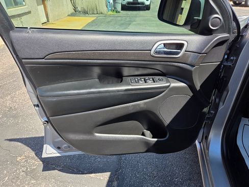 Used 2018 Jeep Grand Cherokee Altitude RWD image 32