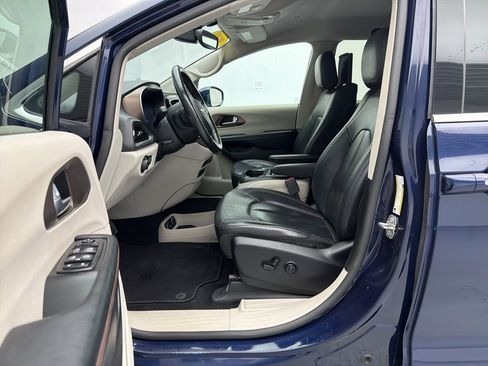 Used 2019 Chrysler Pacifica Touring-L Plus w/ Tire & Wheel Group image 13