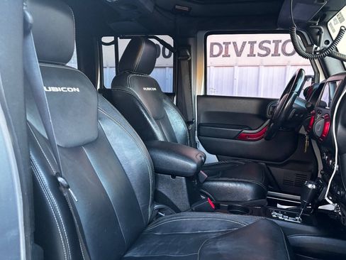 Used 2015 Jeep Wrangler Unlimited Rubicon w/ Connectivity Group AWD/4WD image 18