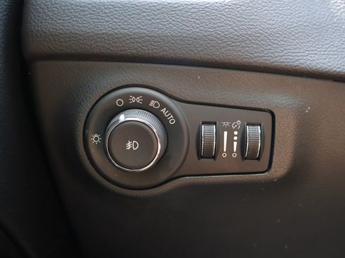 Used 2018 Jeep Compass Latitude FWD image 39