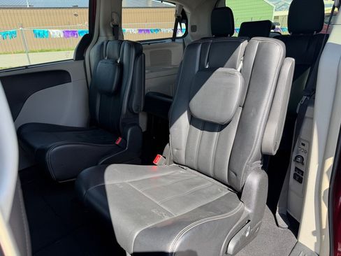 Used 2015 Chrysler Town & Country Touring FWD image 25