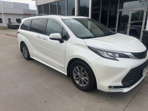 Used 2021 Toyota Sienna XLE FWD image 4