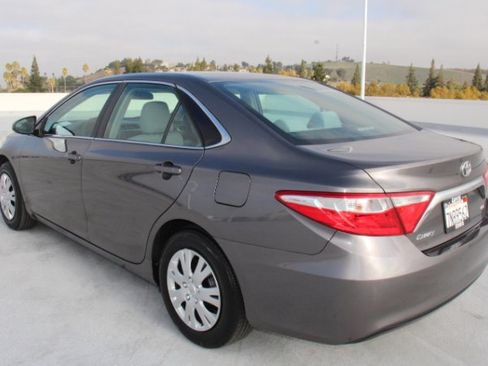 Used 2016 Toyota Camry LE image 5