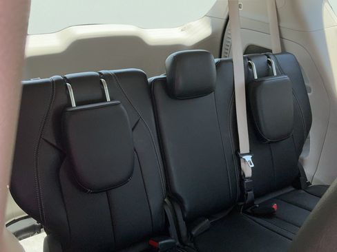 Used 2024 Chrysler Pacifica Touring-L FWD image 13