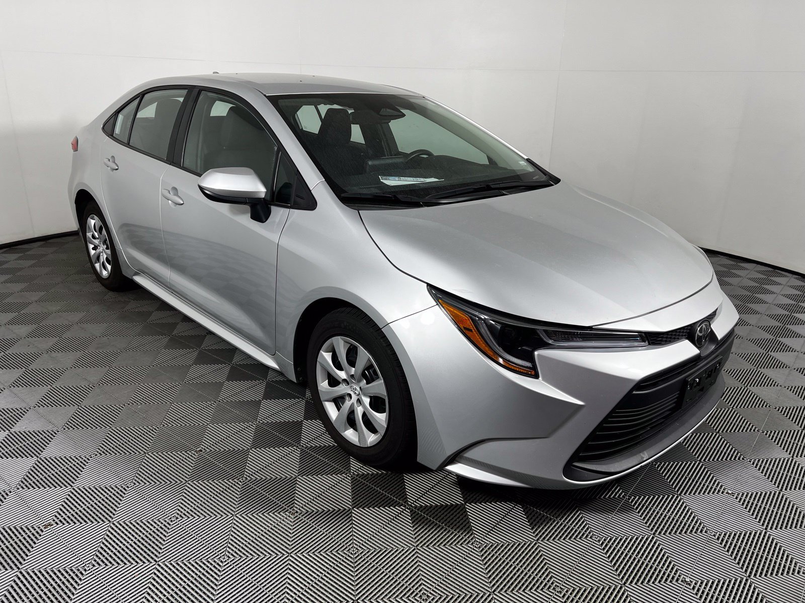 Used 2020 Toyota Corolla LE FWD image 3