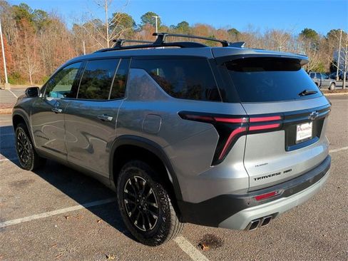 Used 2024 Chevrolet Traverse Z71 image 6