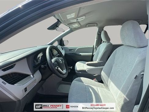 Used 2020 Toyota Sienna L image 11