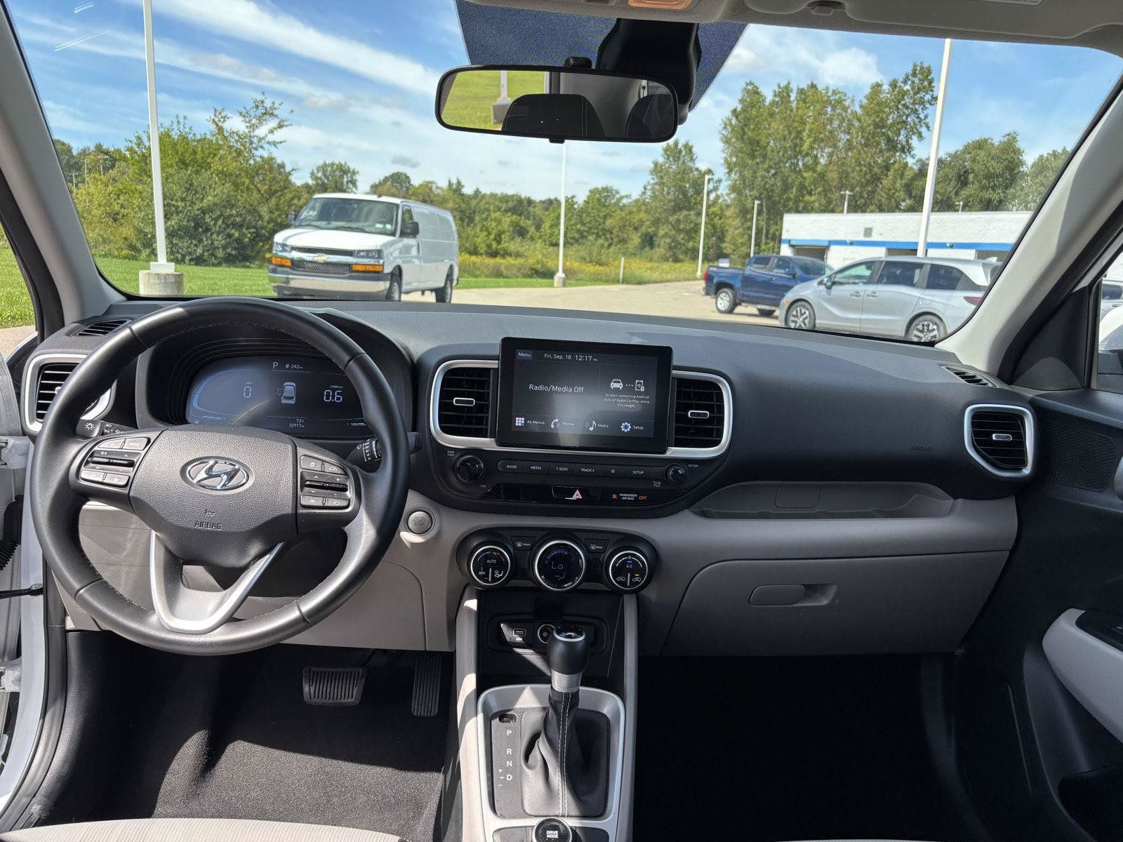 Used 2025 Hyundai Venue SEL FWD image 18