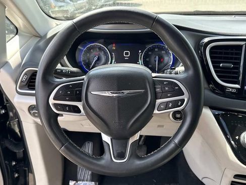 Used 2022 Chrysler Pacifica Touring-L image 18