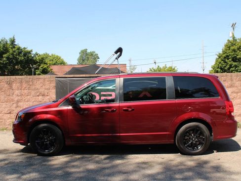 Used 2018 Dodge Grand Caravan SE FWD image 2