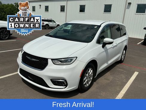 Used 2023 Chrysler Pacifica Touring-L FWD image 1