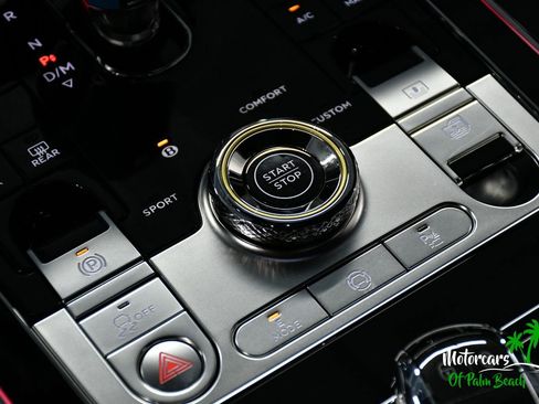 Used 2025 Bentley Flying Spur Plug-In Hybrid image 44