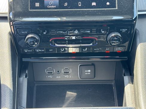 Used 2024 Jeep Grand Cherokee Altitude AWD/4WD image 12