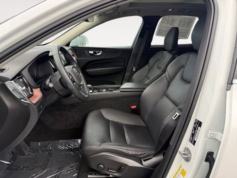 Used 2023 Volvo XC60 B5 Plus image 10