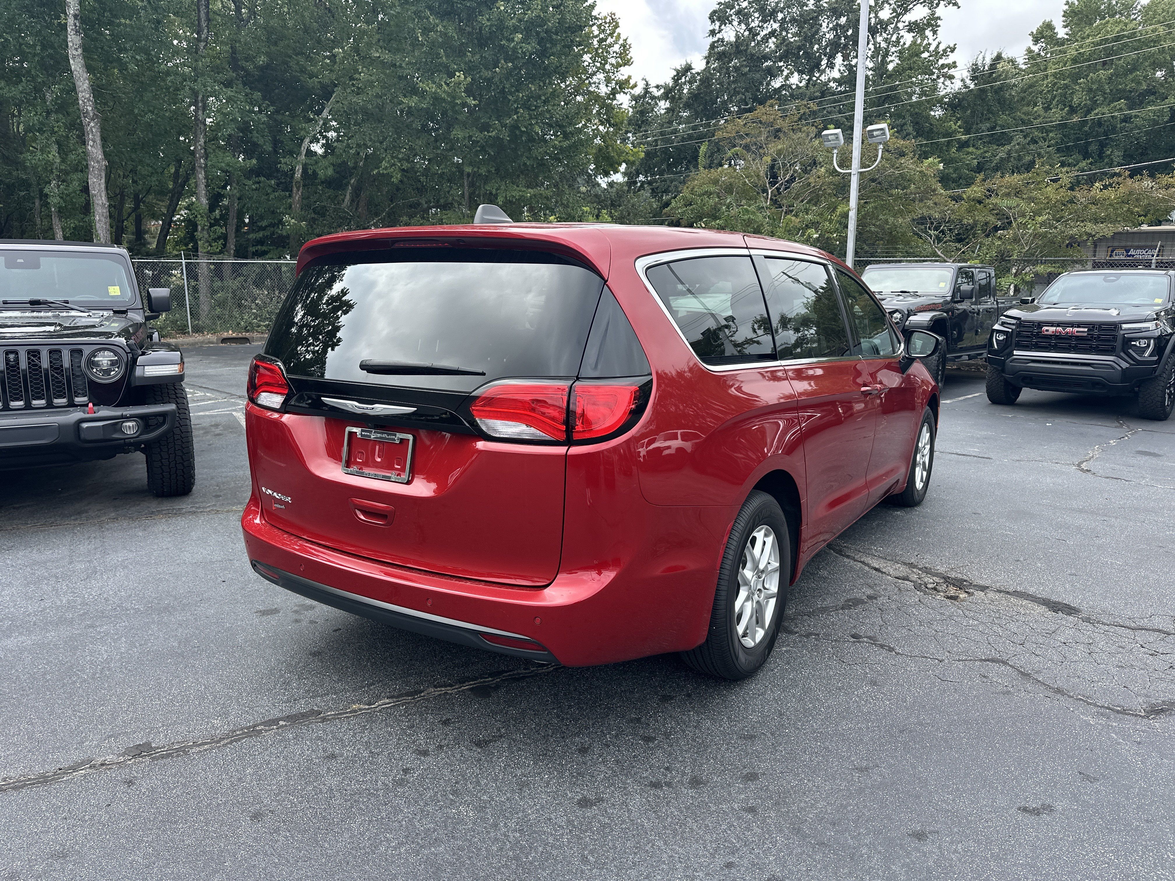 Used 2025 Chrysler Voyager LX FWD image 8