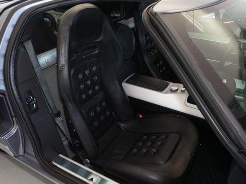 Used 2006 Ford GT RWD image 12