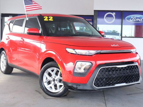 Used 2022 Kia Soul LX w/ Technology Package FWD image 2