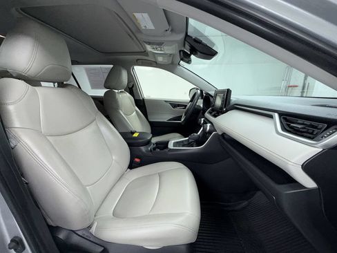Used 2019 Toyota RAV4 XLE w/ Convenience Package AWD/4WD image 18