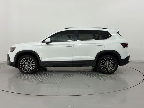 Used 2025 Volkswagen Taos SE w/ Panoramic Sunroof Package FWD image 2