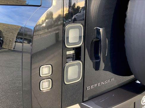 New 2026 Land Rover Defender 130 X-Dynamic SE image 5