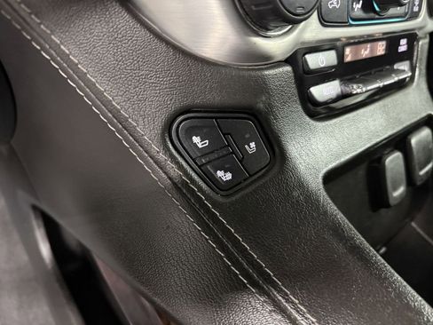 Used 2020 GMC Yukon XL SLT image 16