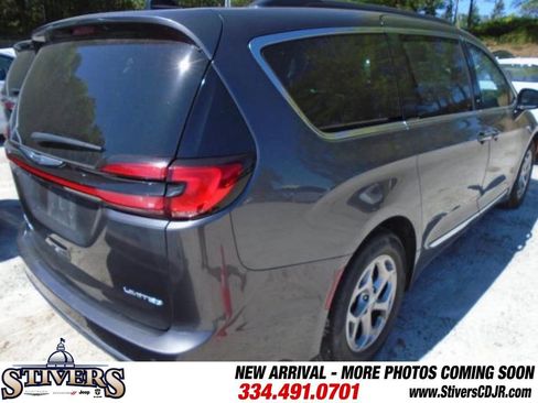 Used 2023 Chrysler Pacifica Limited FWD image 4