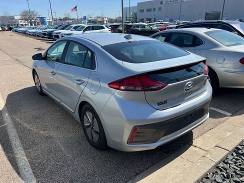 Used 2022 Hyundai Ioniq SE image 4
