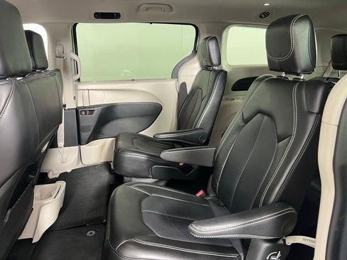 Used 2024 Chrysler Pacifica Touring-L image 24