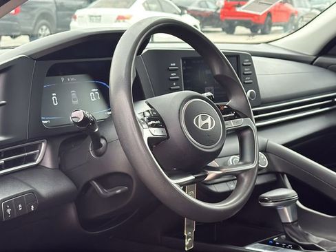 Used 2025 Hyundai Elantra SE FWD image 12