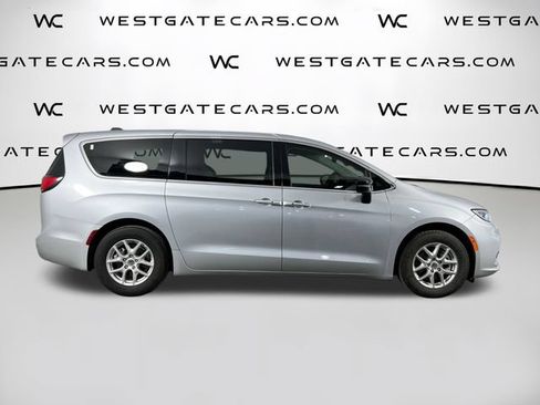 Used 2024 Chrysler Pacifica Touring-L FWD image 45