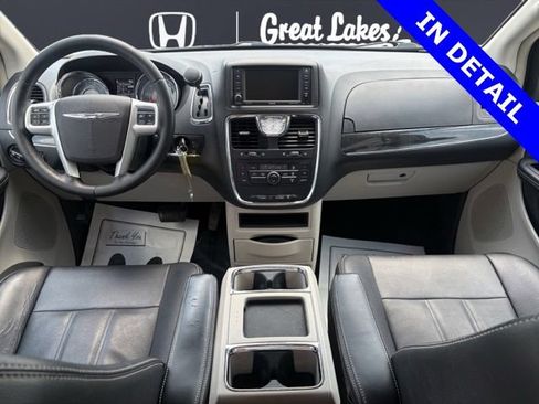Used 2015 Chrysler Town & Country Touring FWD image 10