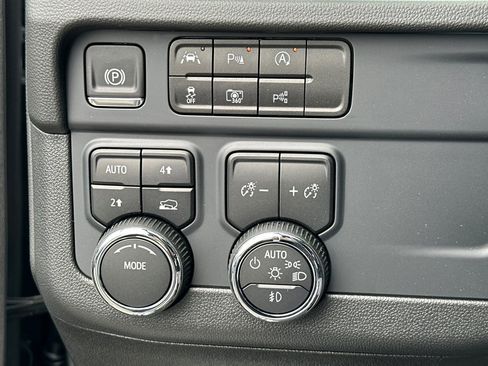 New 2025 Chevrolet Suburban Premier image 32