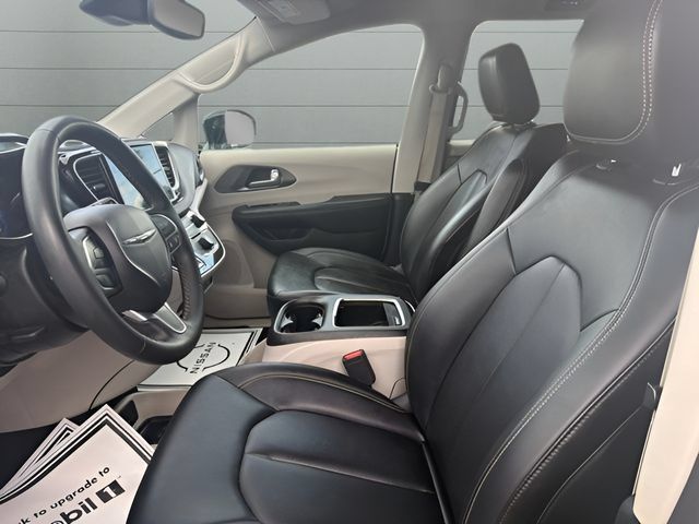 Used 2024 Chrysler Pacifica Touring-L FWD image 13