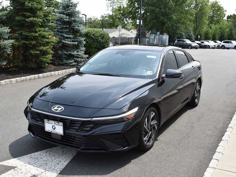 Used 2024 Hyundai Elantra Limited FWD image 3