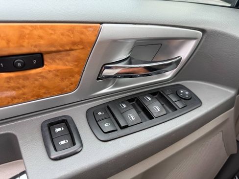 Used 2009 Chrysler Town & Country Limited w/ Entertainment Group #3 FWD image 19