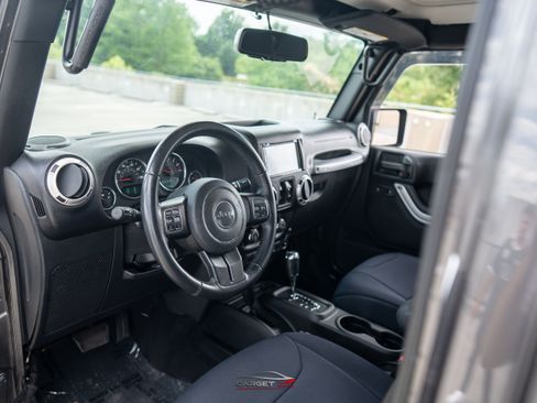 Used 2017 Jeep Wrangler Unlimited Sahara w/ Connectivity Group AWD/4WD image 13