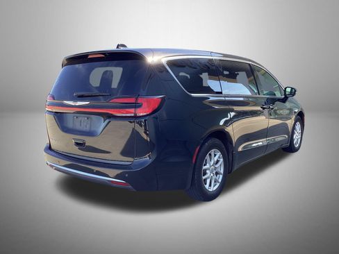 Used 2025 Chrysler Pacifica Select FWD image 3