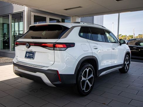 Certified 2025 Volkswagen Tiguan SE image 2