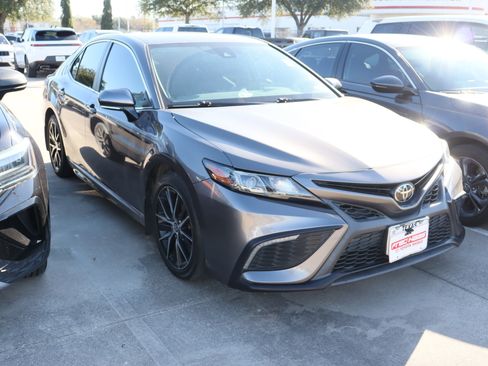 Used 2022 Toyota Camry SE image 2
