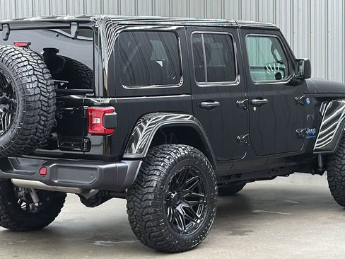 Used 2025 Jeep Wrangler Unlimited Sahara w/ Safety Group image 5